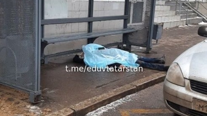 Труп мужчины с пробитой головой обнаружили на остановке в Казани