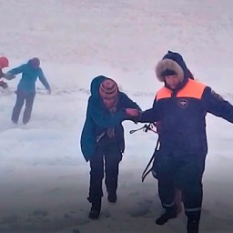 Туристов, застрявших на Байкале, спасли
