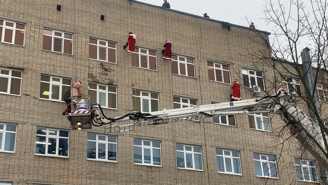В Ростове спасатели в костюмах Дедов Морозов поздравили маленьких пациентов больницы