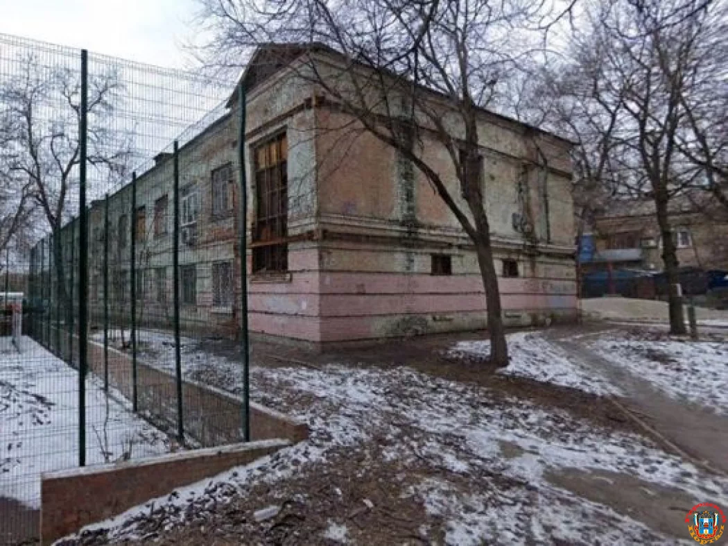 Заброшенное двухэтажное общежитие сгорело в Ростове