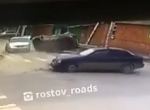Иномарка влетела в два автомобиля и перевернулась на перекрестке в Ростове