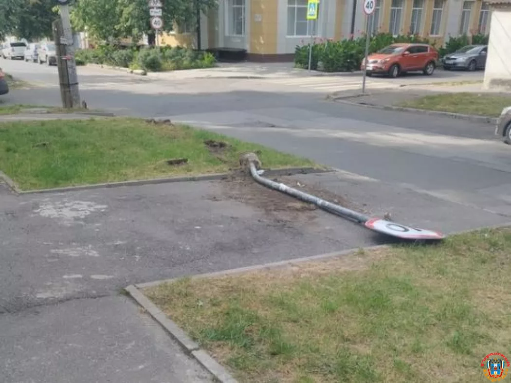 В Ростове упавший посреди тротуара дорожный знак перегородил проход