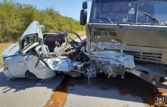 В Ростовской области водитель «десятки» погиб под зерновозом