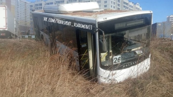 Во Владимире пассажирский автобус упал в кювет