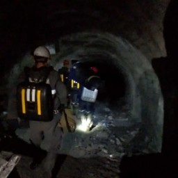 В Кузбассе на шахте "Комсомолец" эвакуируют горняков