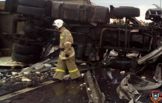 На трассе в Ростовской области грузовик врезался в отбойник и упал на бок