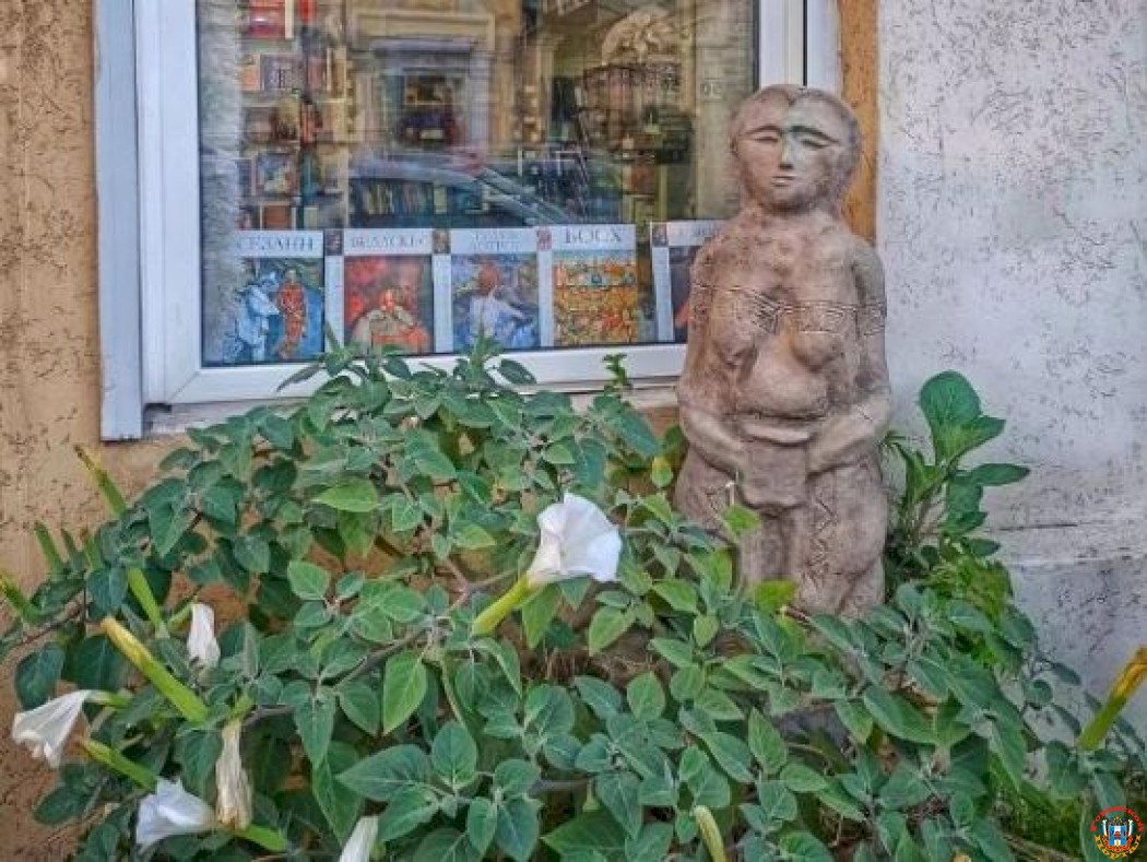 Точная копия каменной бабы из Танаиса украсила небольшой книжный магазин в Ростове