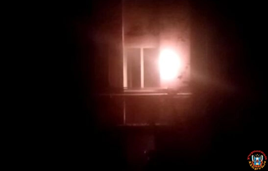 В Ростове на фасаде четырехэтажки заискрились провода