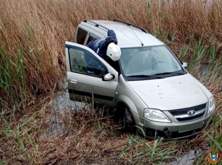 В Ростовской области машина съехала в кювет и застряла в болоте