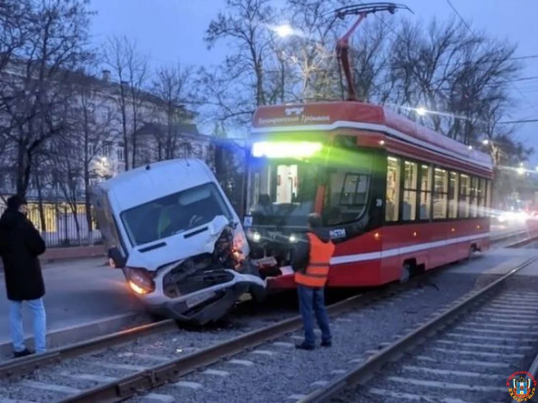 В Таганроге на Дзержинской трамвай врезался в микроавтобус