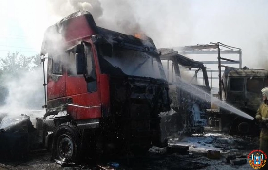 В Таганроге на Николаевском шоссе горел МАЗ