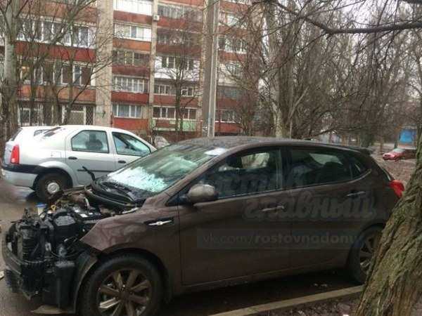 В Ростове-на-Дону цинично разобрали до "внутренностей" припаркованный автомобиль