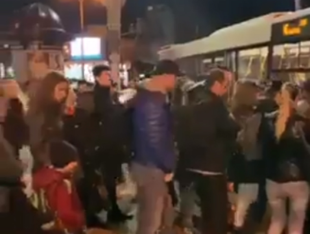 «Как на концерт Коржа»: огромная живая очередь на автобус Ростова попала на видео