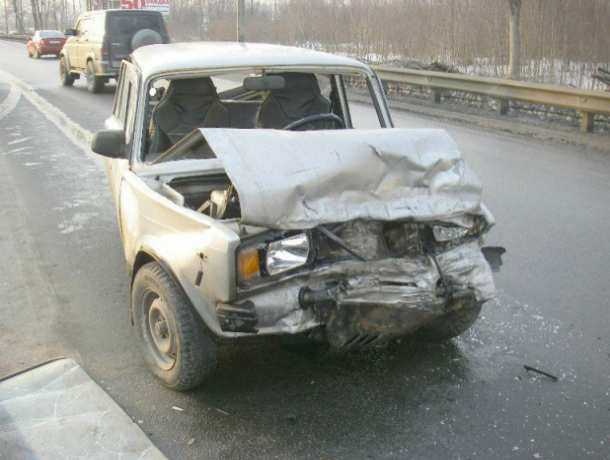 Водитель и пассажир ВАЗа погибли после жесткого столкновения с иномаркой в Ростовской области