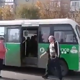 «Мне твой «ветеранский» по барабану»: маршрутчик в грубой форме отказался везти пенсионерку в Ростове