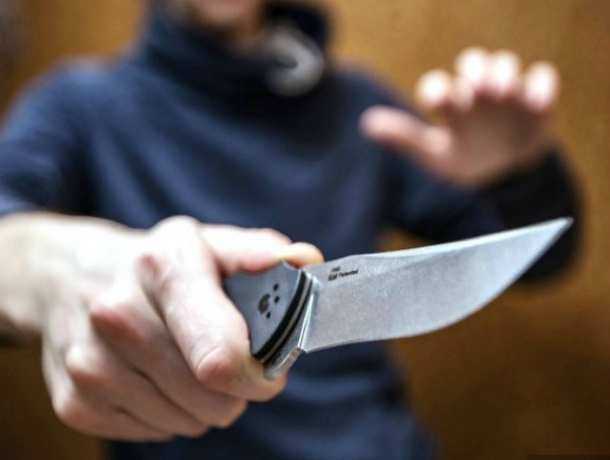 Обдолбанный псих с ножом порезал лицо и руки 16-летней девушке на улице в Ростовской области