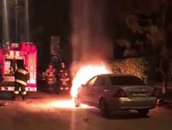Отчаянные попытки затушить вспыхнувший на дороге Mercedes в центре Ростова попали на видео