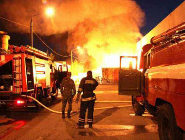 Страшный пожар уничтожил поселковый магазин в Ростовской области