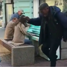 Задорные пляски под фортепиано устроили бомжи в центре Ростова