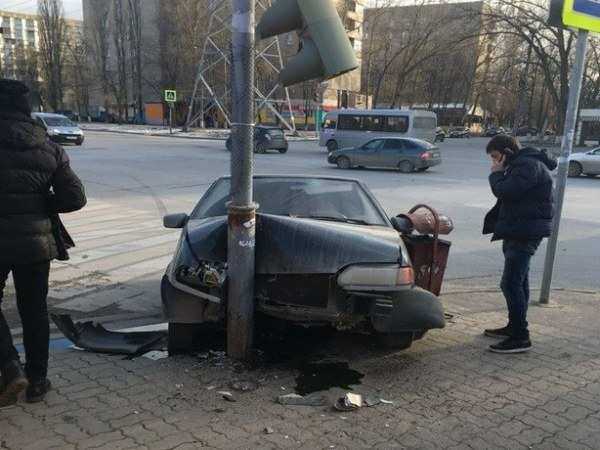 Неугодный светофор снес загипнотизированный водитель ВАЗа в Ростове-на-Дону Неугодный светофор снес загипнотизированный водитель ВАЗа в Ростове-на-Дону