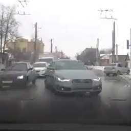 Выехавшие на встречку автохамы на элитных иномарках попали на видео в Ростовской области