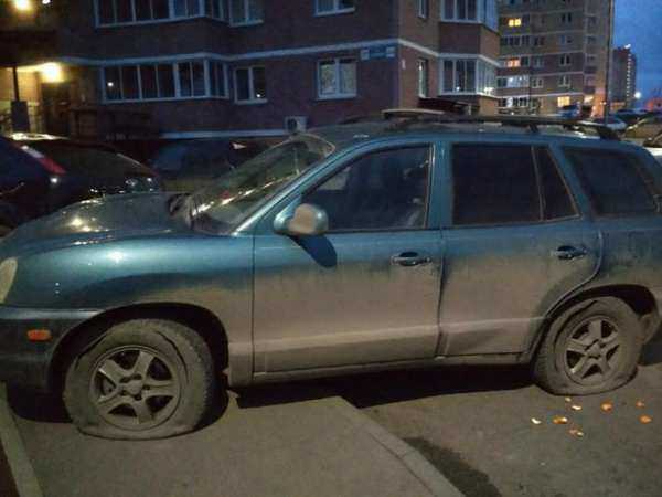 Жители Ростова-на-Дону устроили жестокий самосуд припаркованному автомобилю на тротуаре