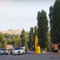 В Ростове полуголый мужчина выбежал на дорогу