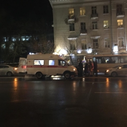 Медики срочно госпитализировали сбитого в центре Ростова мужчину
