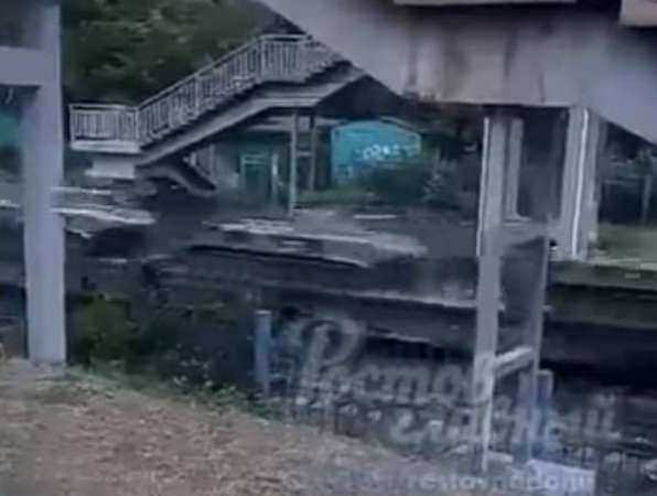 Проехавшая по железной дороге канонада военной техники напугала жителей Ростова на видео