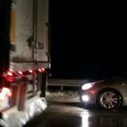 Стоять в километровой пробке под проливным дождем пришлось вчера ночью автомобилистам под Ростовом
