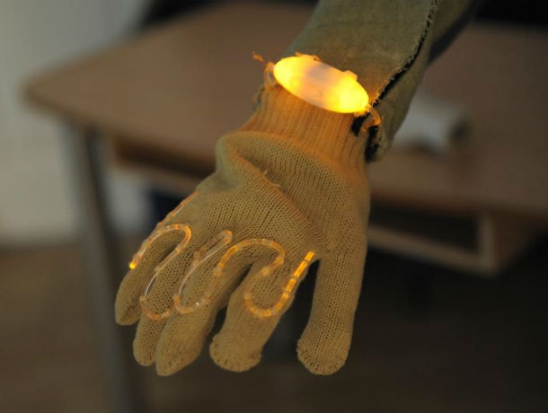 Огнестойкие латы-перчатки, светящиеся в темноте, разработали ростовские ученые