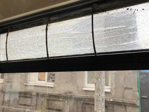 Разбитое окно автобуса водитель заклеил скотчем в Ростове