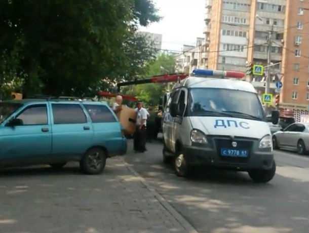 ГИБДД продолжает учить нерадивых водителей, эвакуируя их автомобили в Ростове