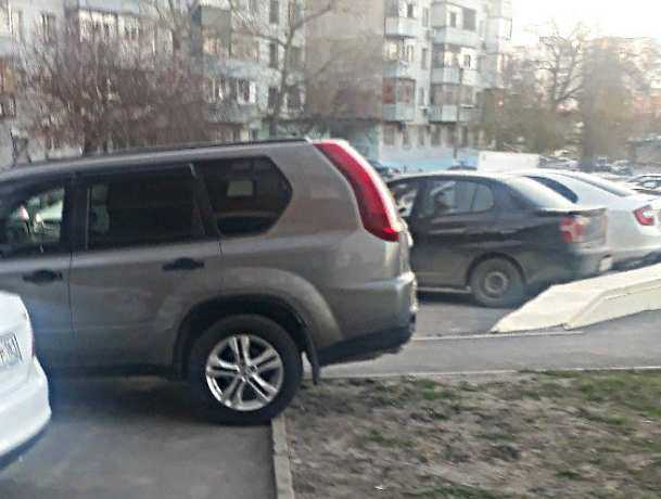 "Мастер" парковки по-ростовски бессовестно перегородил тротуар во дворе дома