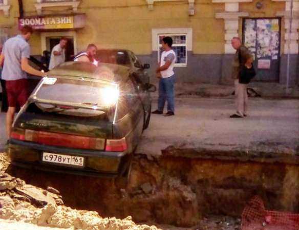 Автоводитель стал жертвой собственной невнимательности и попал в ловушку на разрытой улице Ростова