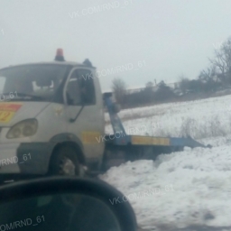 Примчавшийся на помощь «Жигуленку» эвакуатор накрепко застрял в сугробе на ростовской трассе