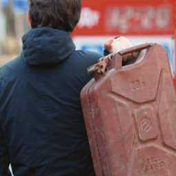 Ростовский "Кулибин" соорудил заправочную станцию из подручных материалов для продажи топлива