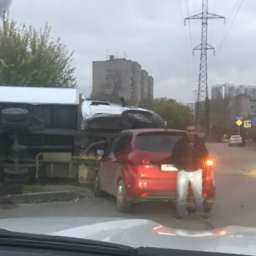 Небольшой хэтчбек сумел перевернуть грузовую «Газель» в Новом поселении в Ростове