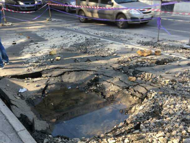 Адский коммунальный провал поглотил весь асфальт в центре Ростова