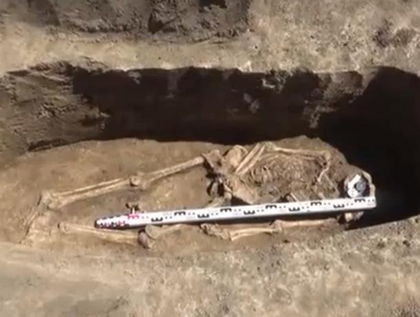 Скелеты вооруженного воина и маленькой девочки обнаружили в могильнике под Ростовом