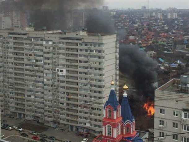 Мощный пожар полыхнул в частном секторе на Западном в Ростове