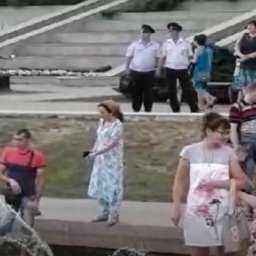 Олимпийское спокойствие стражей порядка при виде беснующейся молодежи сняли на видео в Ростове