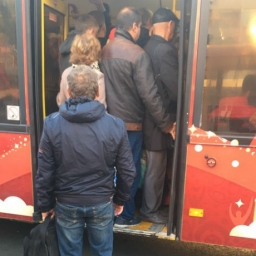 «Час в попытках уехать»: ростовчане опаздывают на работу из-за переполненных автобусов и ностальгируют по маршруткам