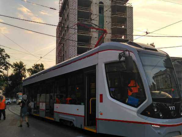 Новенький трамвай с заклинившими колесами в центре Ростова разочаровал горожан