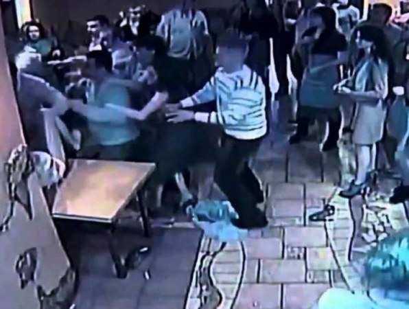 Пьяные полицейские устроили драку в одном из ночных кафе Ростова