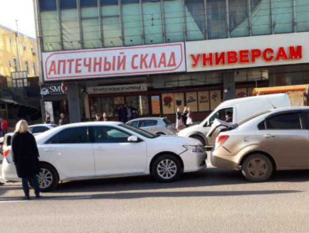 Зазевавшийся водитель «Шевроле» собрал паровозик из четырех иномарок в центре Ростова