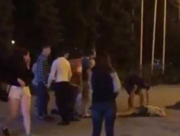 Массовая драка с «глухим вырубанием» оппонентов в центре Ростова попала на видео
