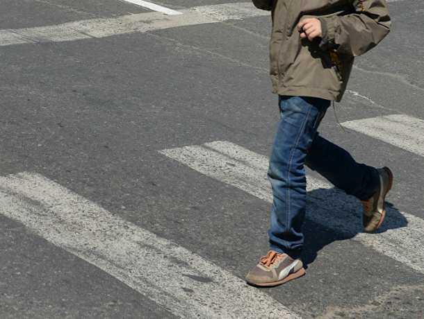Жестоко перекинул через капот 4-летнего ребенка забывший остановиться не «зебре» Ford в Ростовской области Жестоко перекинул через капот 4-летнего ребенка забывший остановиться не «зебре» Ford в Ростовской области