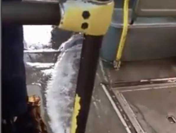 Забивший из-под сидения водопад в ростовском автобусе сняли на видео напуганные пассажиры