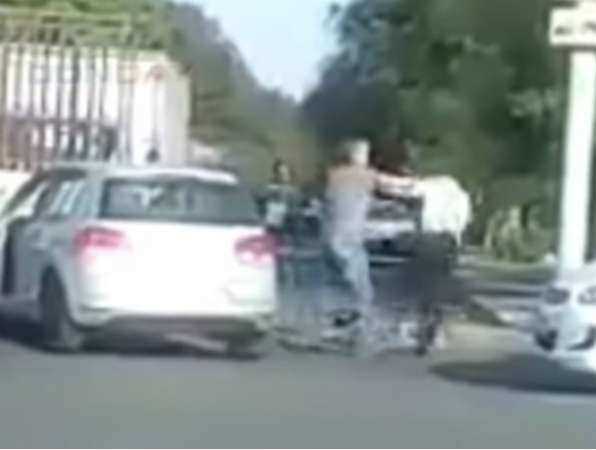 Конфликт водителя иномарки и пешехода закончился дракой и попал на видео